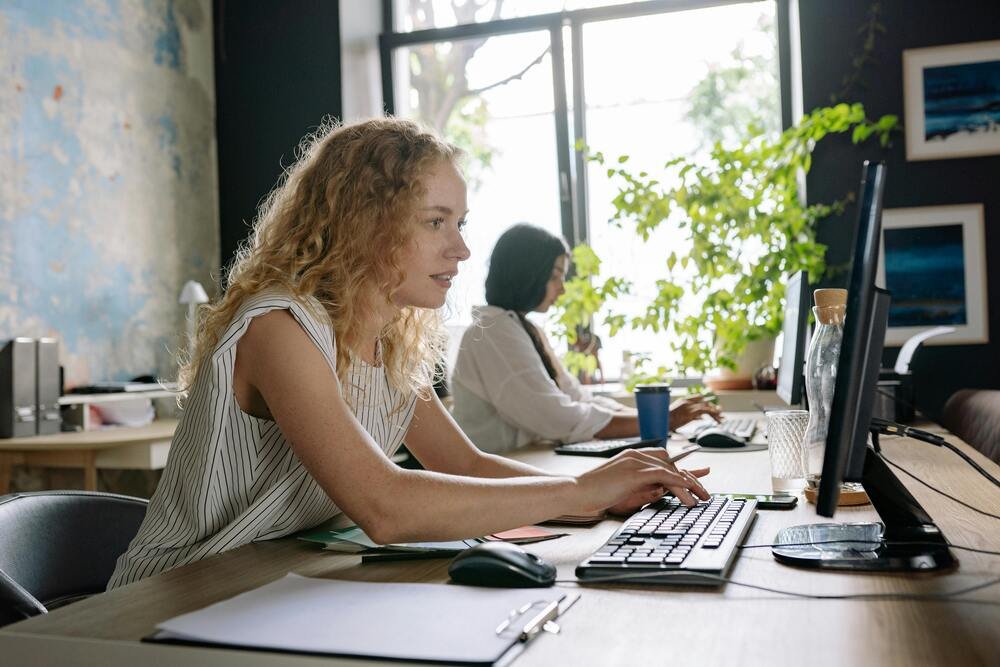 Freelancer trabalhando para ganhar uma renda extra para juntar 10mil reais em 12 meses