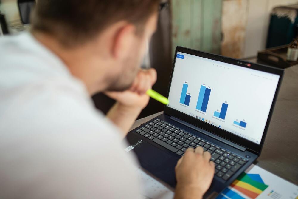 Gráfico de economia mensal para alcançar meta de juntar R$10 mil em 12 meses