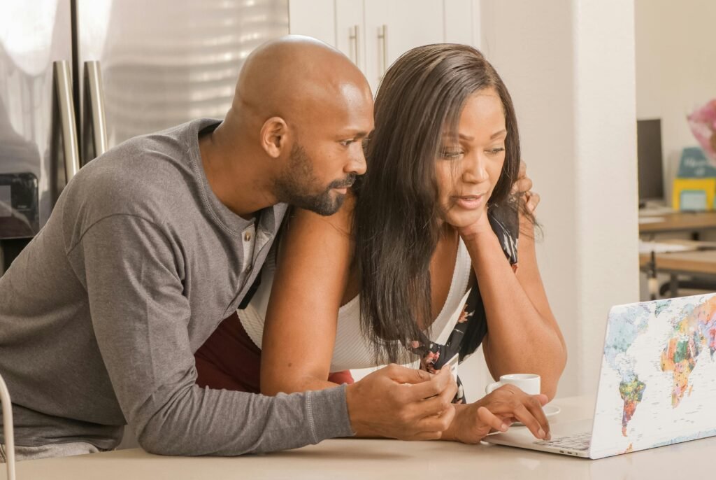 Casal definindo metas financeiras
