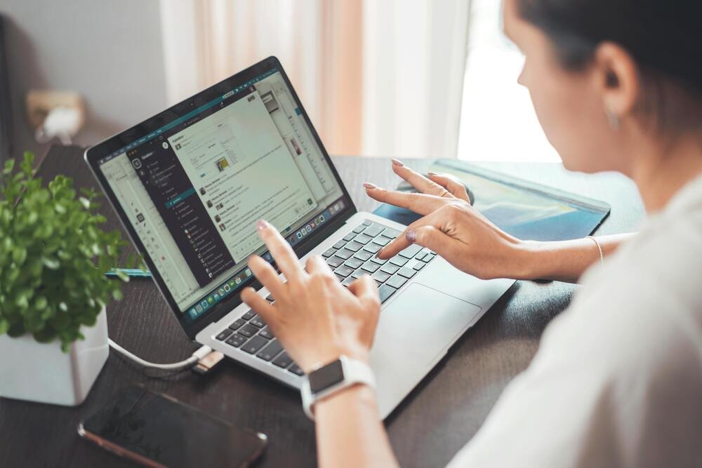 Mulher trabalhando com gestão de redes sociais para conseguir uma renda extra
