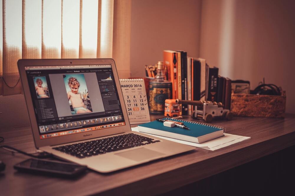 Designer criando posts e artes digitais para renda extra online