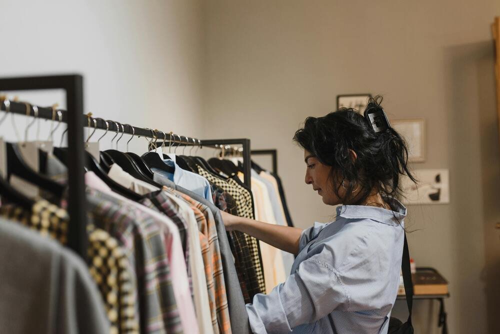 Revenda de produtos como roupas femininas e masculinas em pequena loja no Brasil