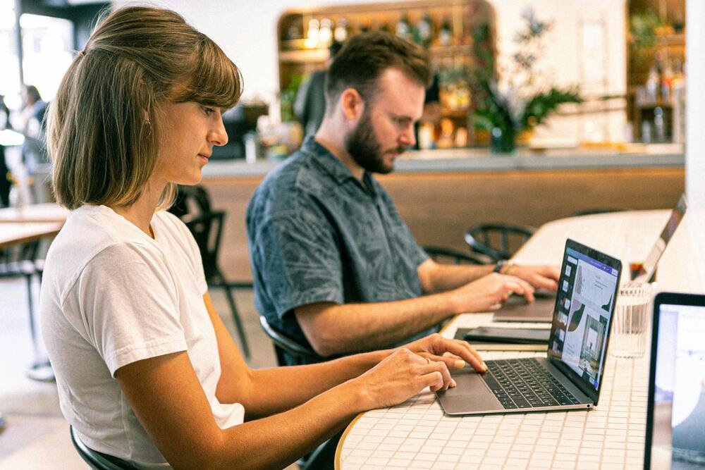 Pessoas trabalhando como freelancer para conseguir uma renda extra